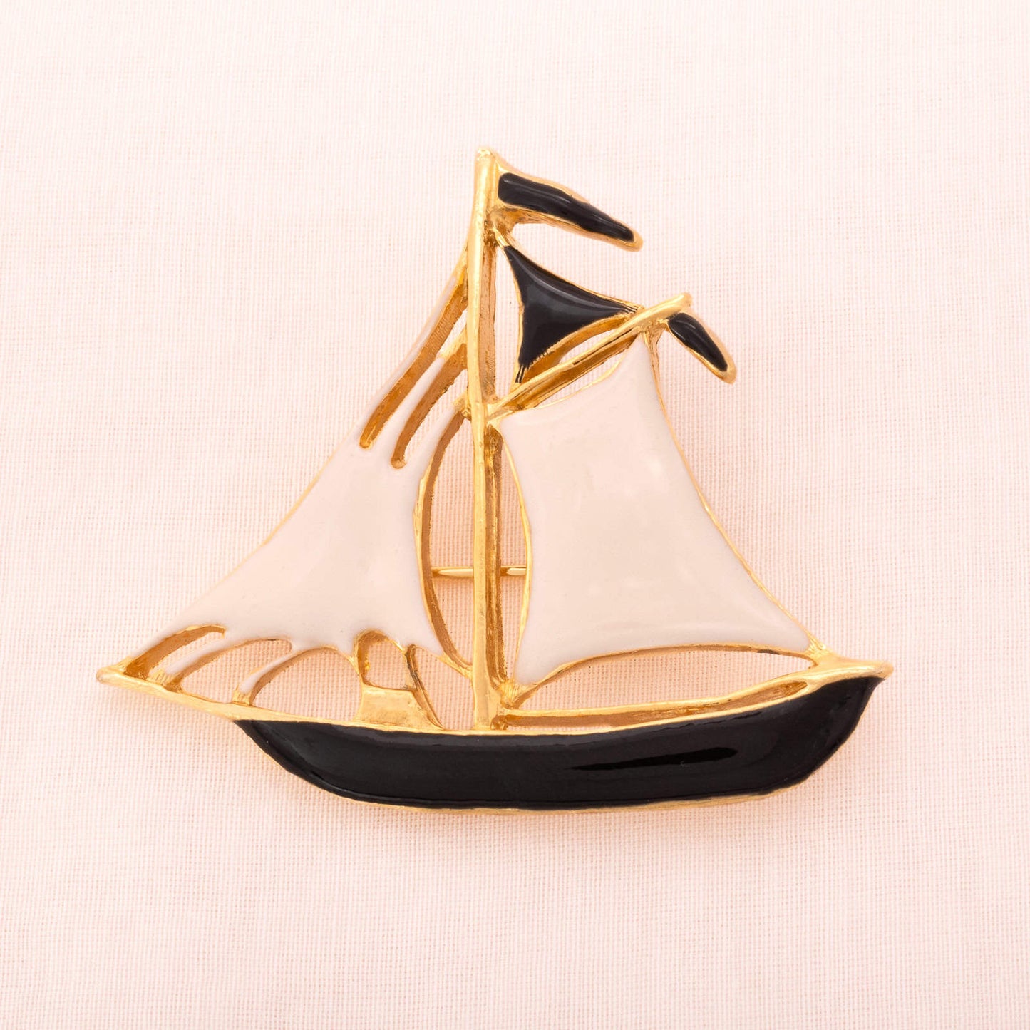Vintage-Brosche-Segelboot-vergoldet-Schwarzweiß-emailliert