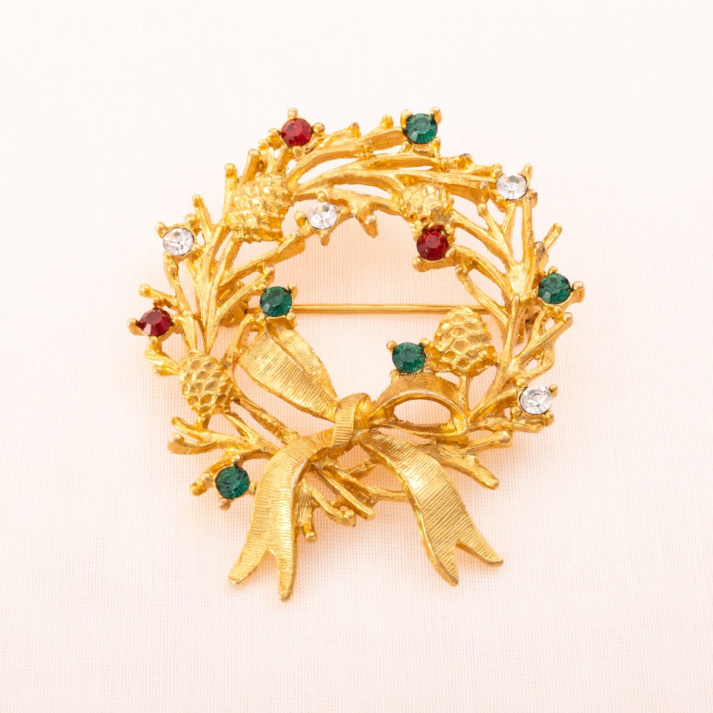 Weihnachtskranz-Brosche-vergoldet-Schleife-Strass-rot-grün-weiß