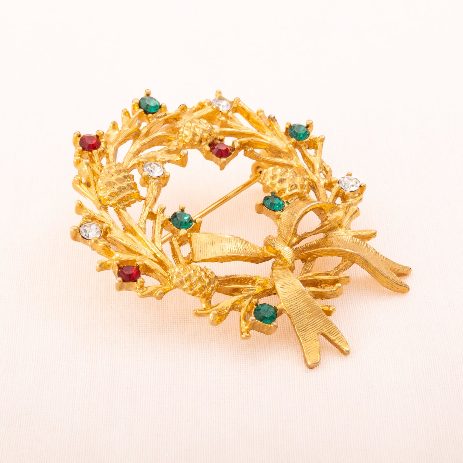 Weihnachtskranz-Brosche-vergoldet-Schleife-Strass-rot-grün-weiß