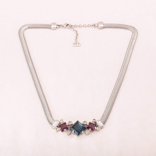 Dior-Halskette-silberfarbene-flache-Schlangenkette-quadratische-Kristalle-blau-lila