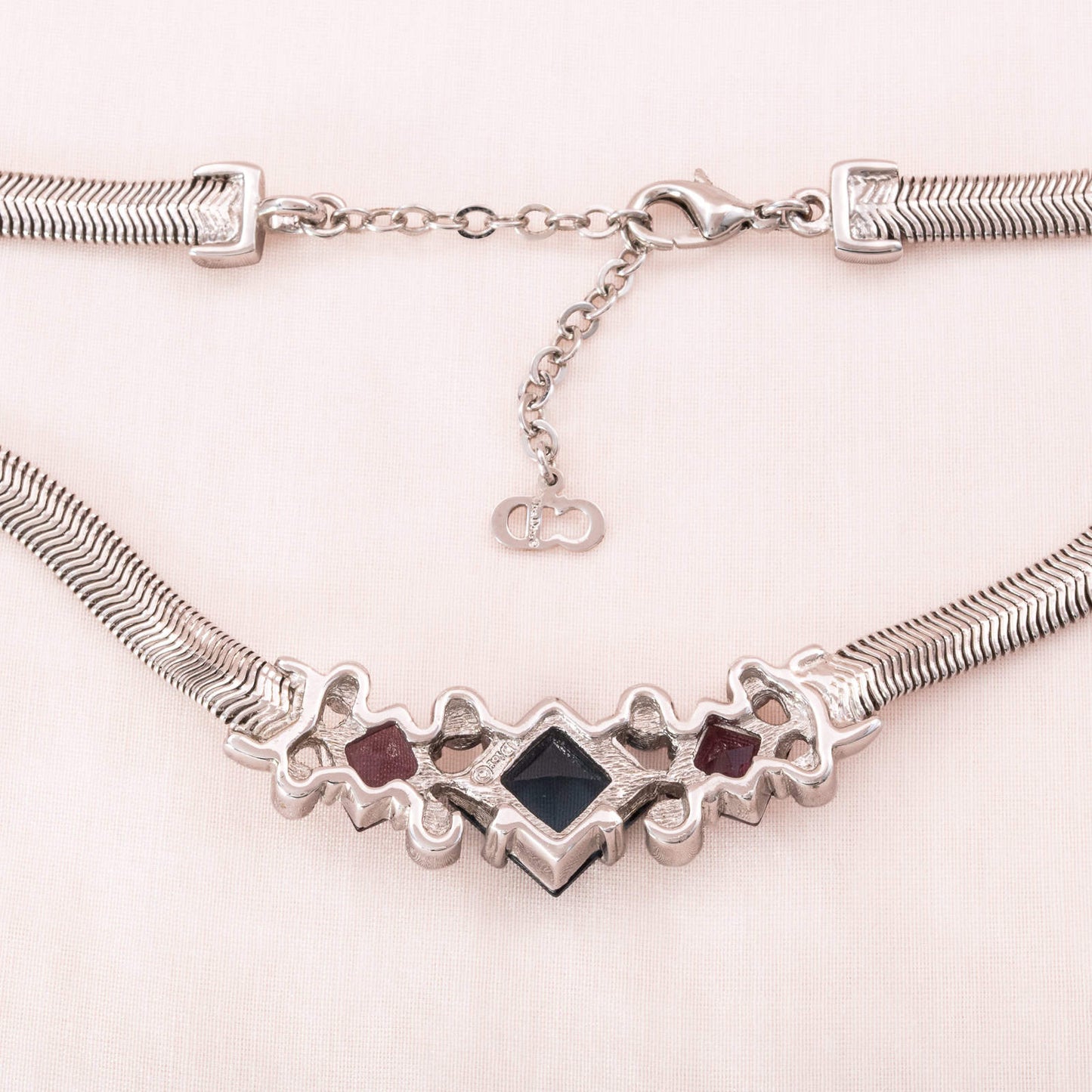 Dior-Halskette-silberfarbene-flache-Schlangenkette-quadratische-Kristalle-Rckseite-CD-Logo