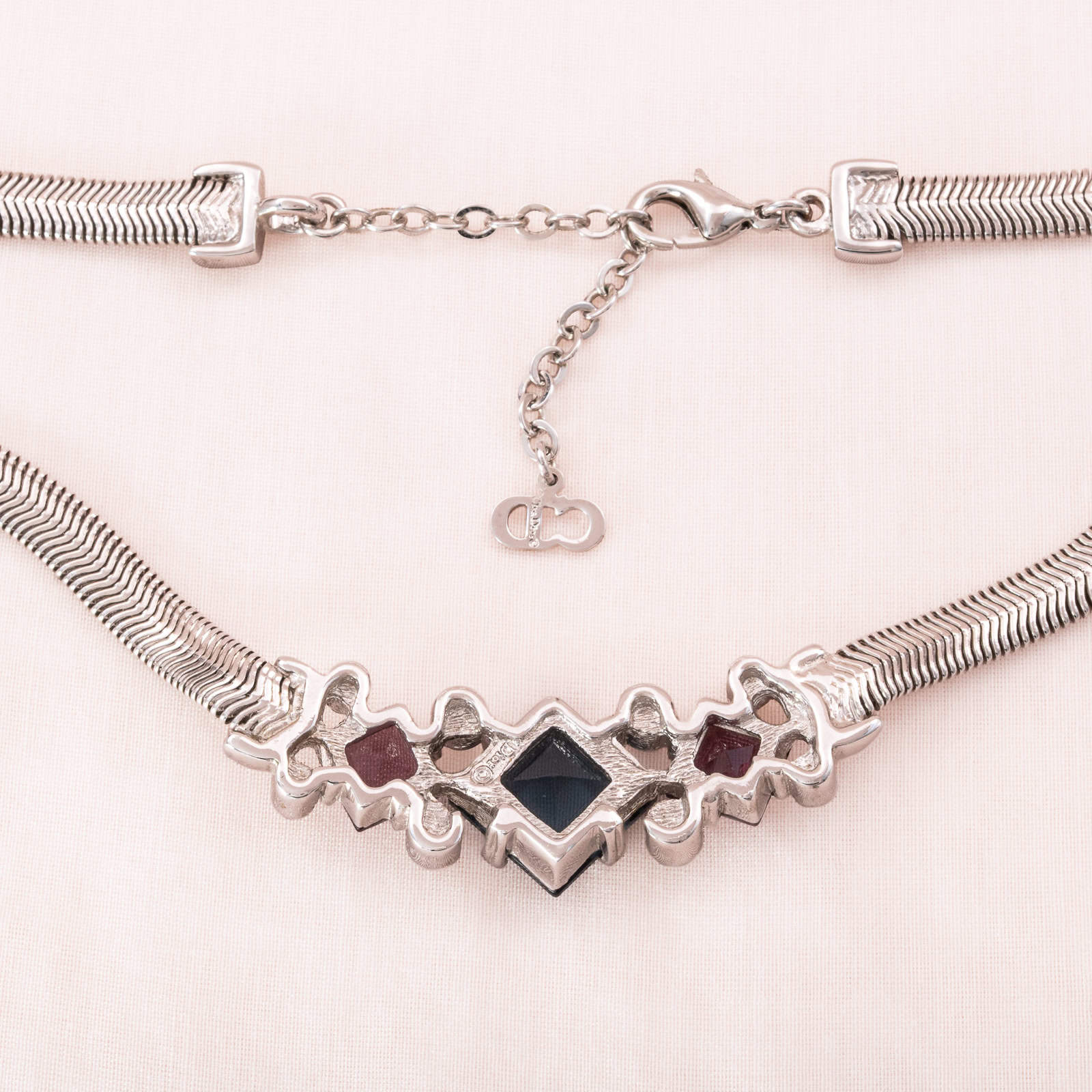 Dior-Halskette-silberfarbene-flache-Schlangenkette-quadratische-Kristalle-Rckseite-CD-Logo