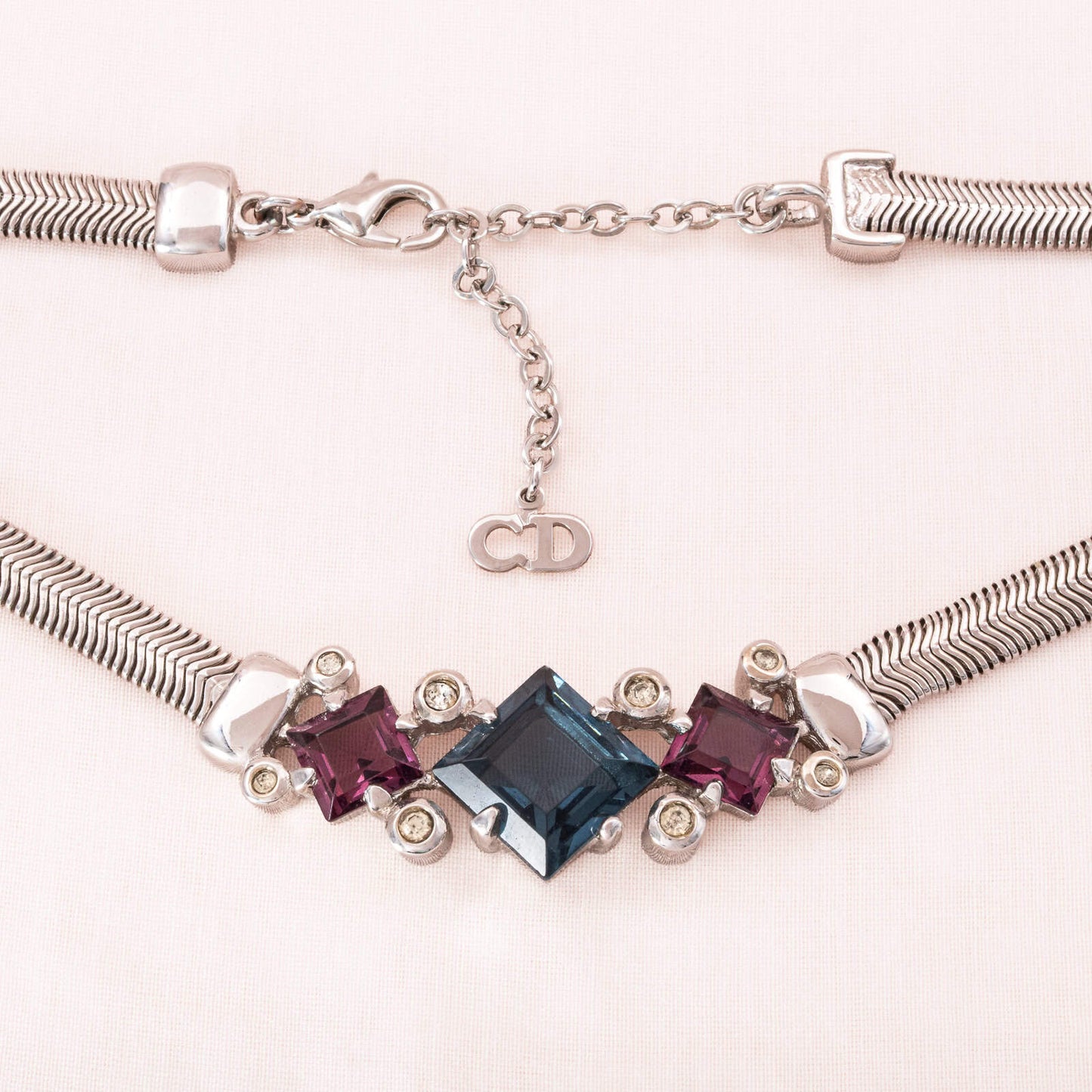 Dior-Halskette-silberfarbene-flache-Schlangenkette-quadratische-Kristalle-blau-lila