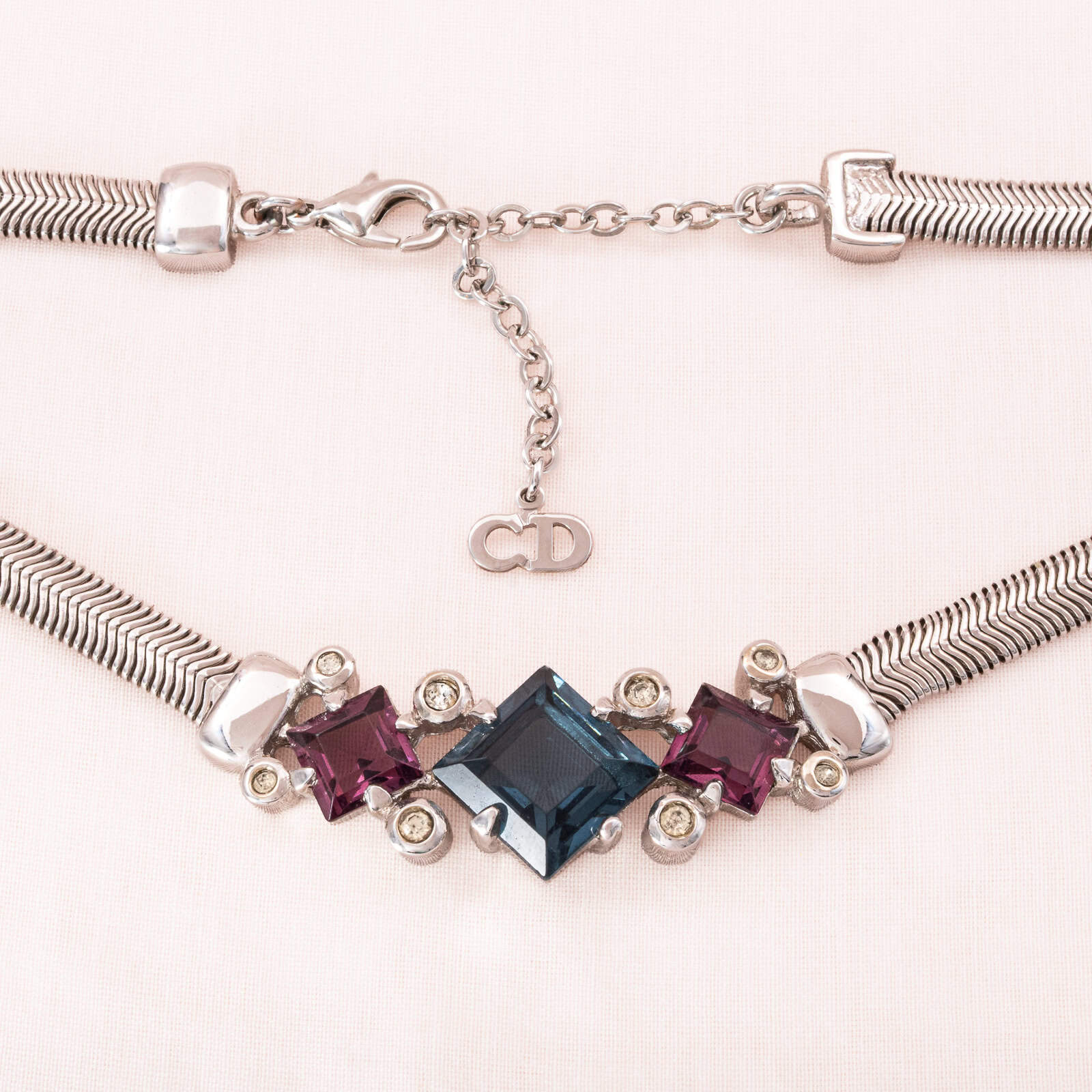 Dior-Halskette-silberfarbene-flache-Schlangenkette-quadratische-Kristalle-blau-lila