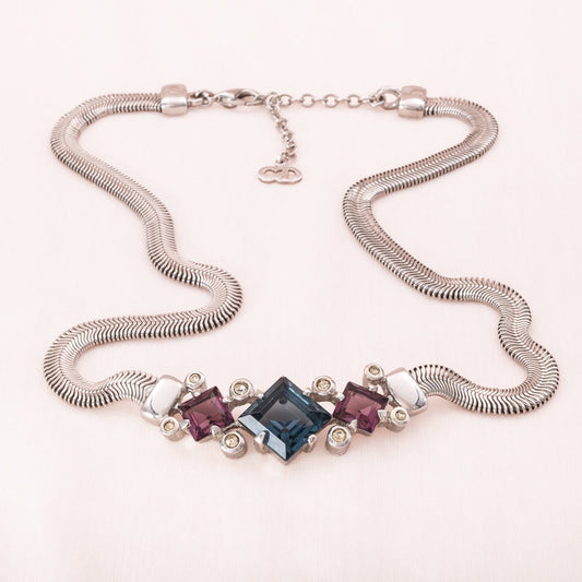 Dior-Halskette-silberfarbene-flache-Schlangenkette-quadratische-Kristalle-blau-lila