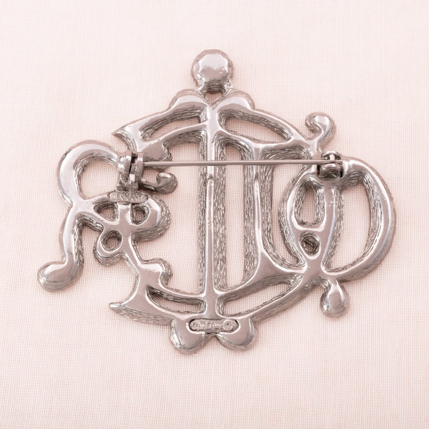 Christian-Dior-Loge-Brosche-ikonisches-Design-rhodinierte-Rückseite-Signatur
