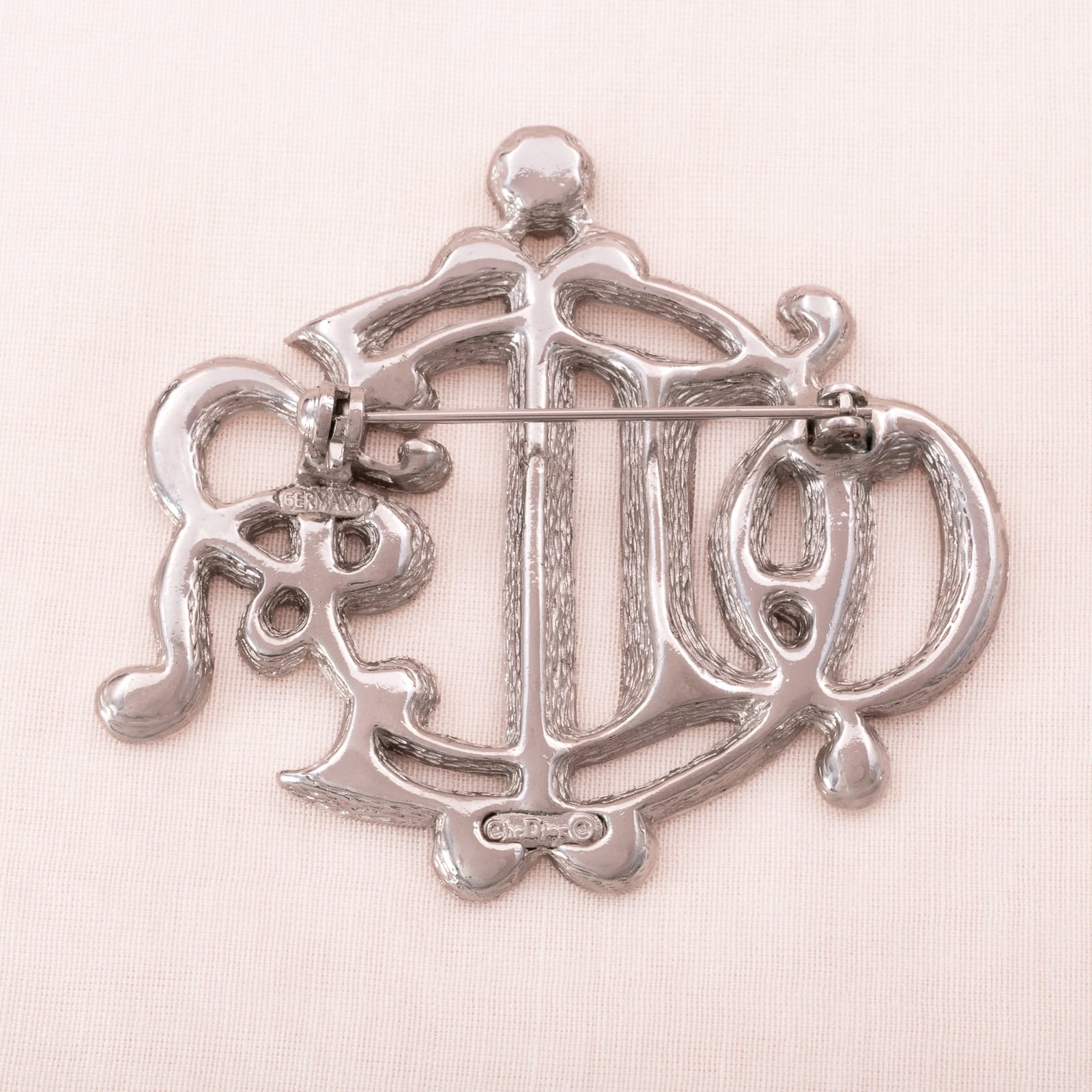 Christian-Dior-Loge-Brosche-ikonisches-Design-rhodinierte-Rückseite-Signatur