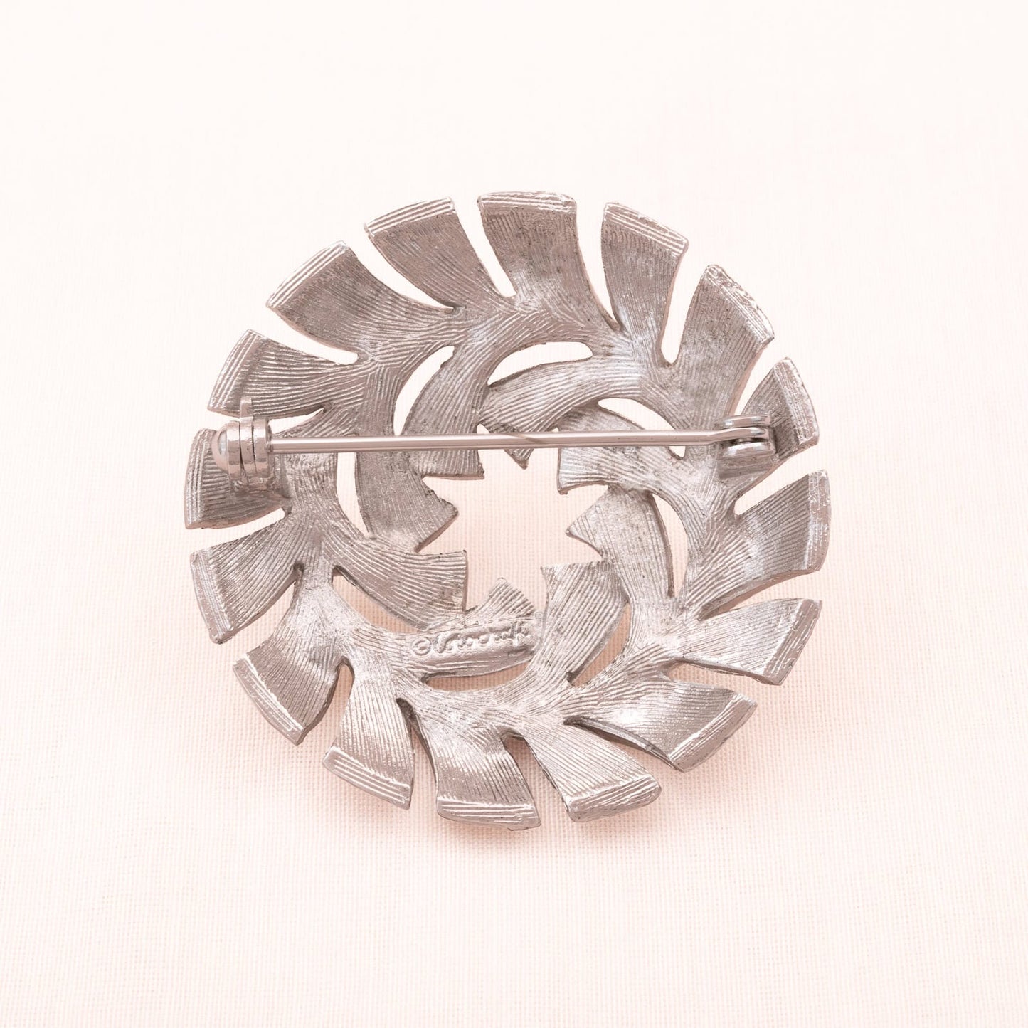 Corocraft-Brosche-silberfarben-rund-durchbrochen-Rückseite-signiert