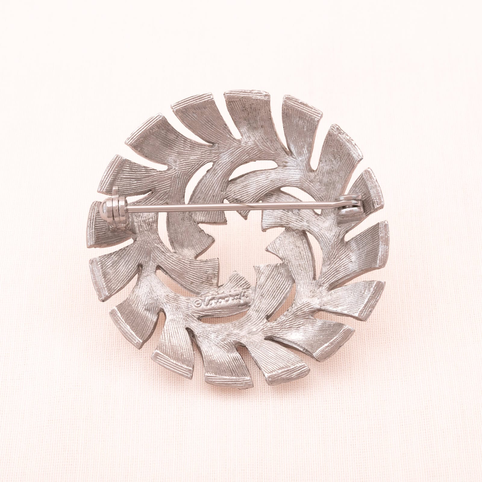 Corocraft-Brosche-silberfarben-rund-durchbrochen-Rückseite-signiert