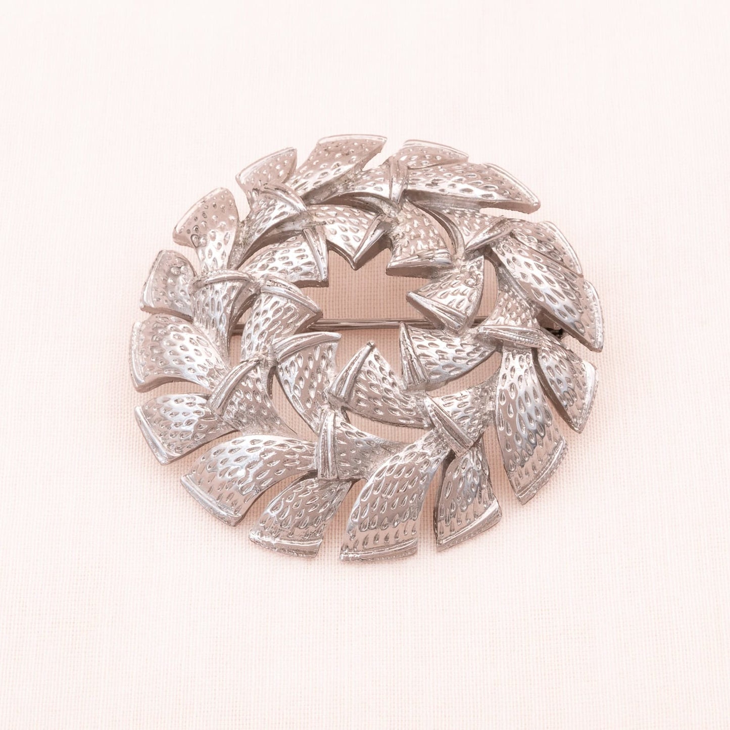 Corocraft-Brosche-silberfarben-rund-durchbrochen