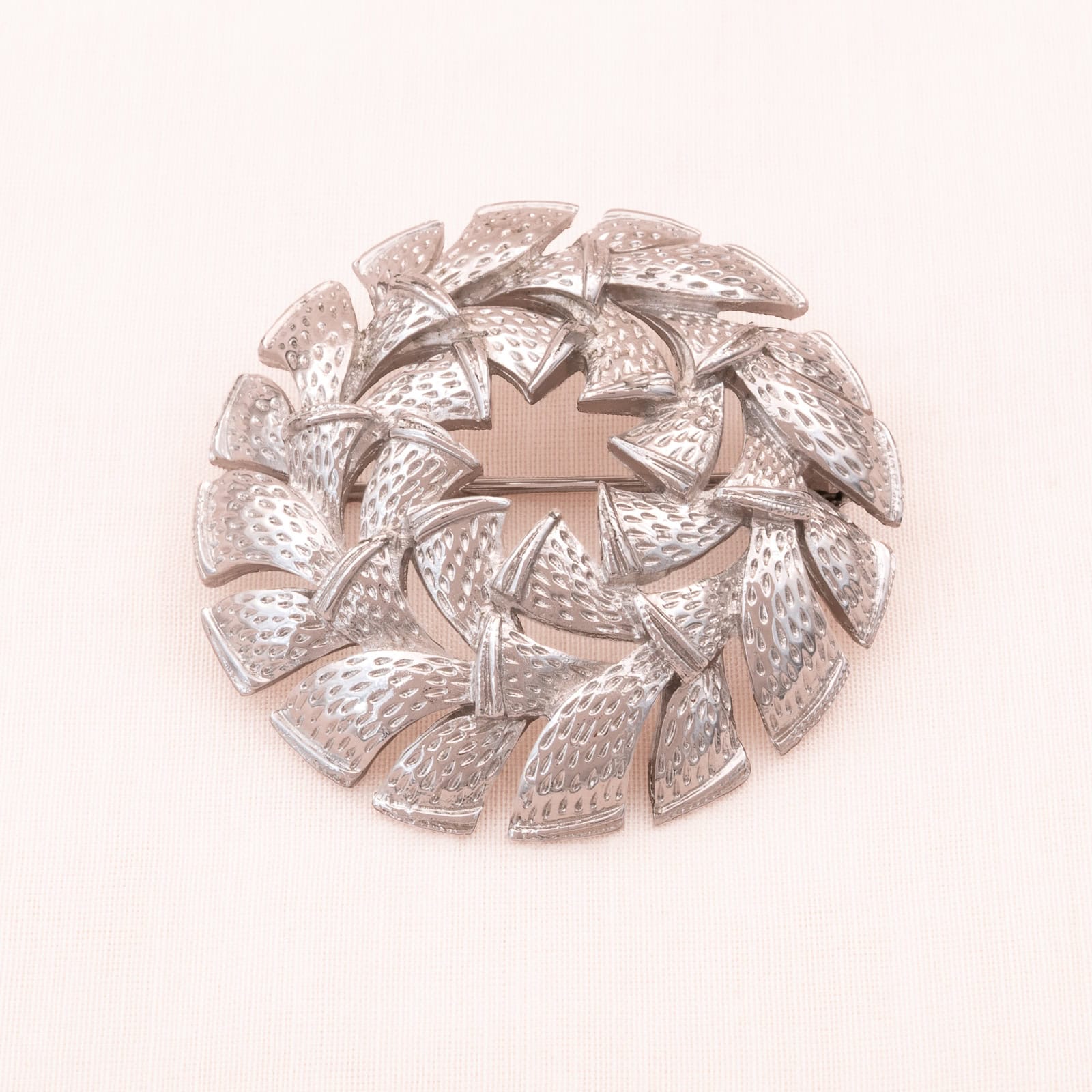 Corocraft-Brosche-silberfarben-rund-durchbrochen