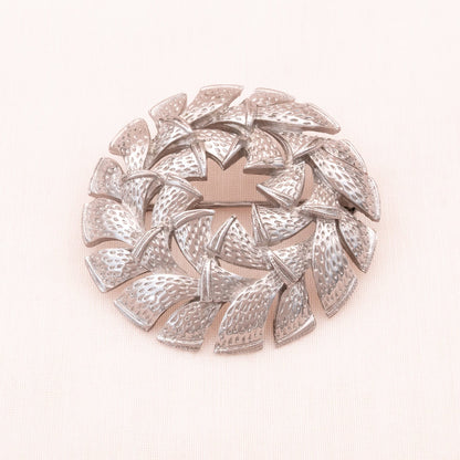 Corocraft-Brosche-silberfarben-rund-durchbrochen