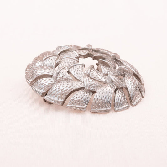 Corocraft-Brosche-silberfarben-rund-durchbrochen