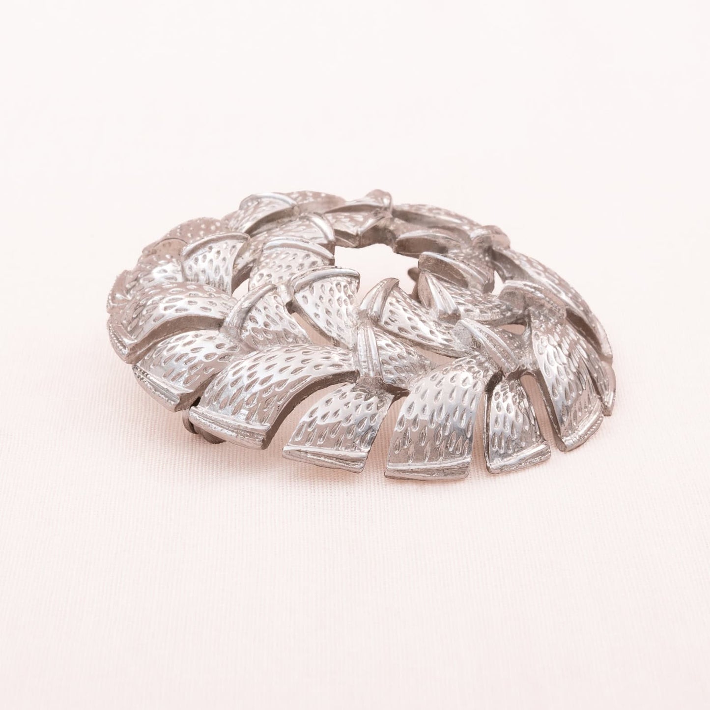 Corocraft-Brosche-silberfarben-rund-durchbrochen