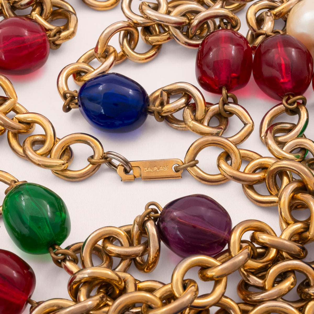 Dauplaise-lange-Halskette-vergoldet-bunte-ovale-Glasperlen-klassische-Perlen-signiert