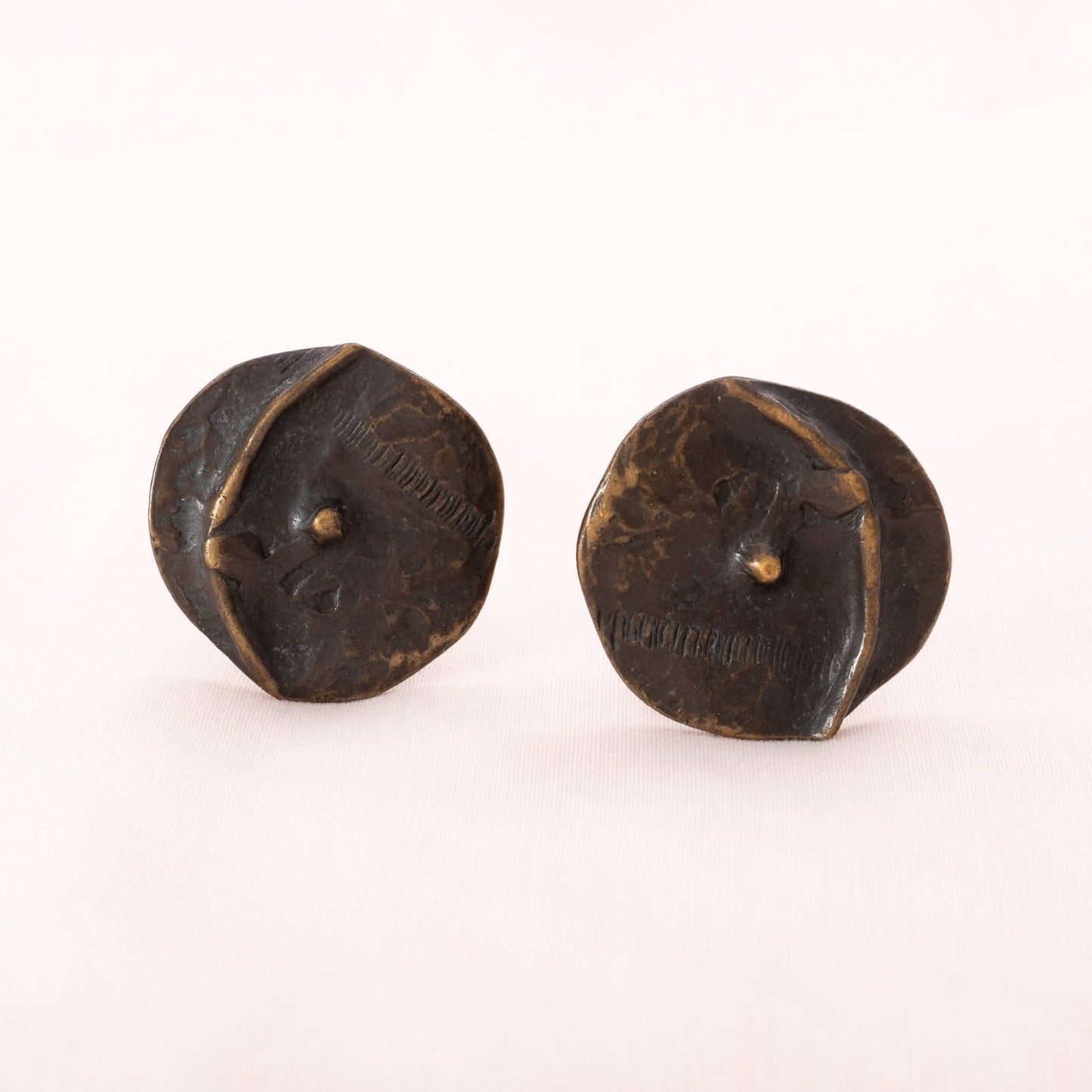 Delphine-Nardin-Ohrclips-rund-aus Bronze