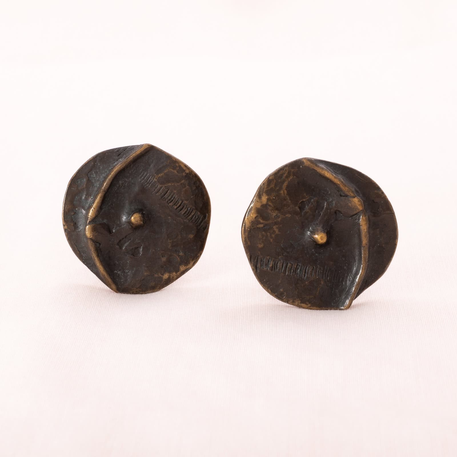 Delphine-Nardin-Ohrclips-rund-aus Bronze