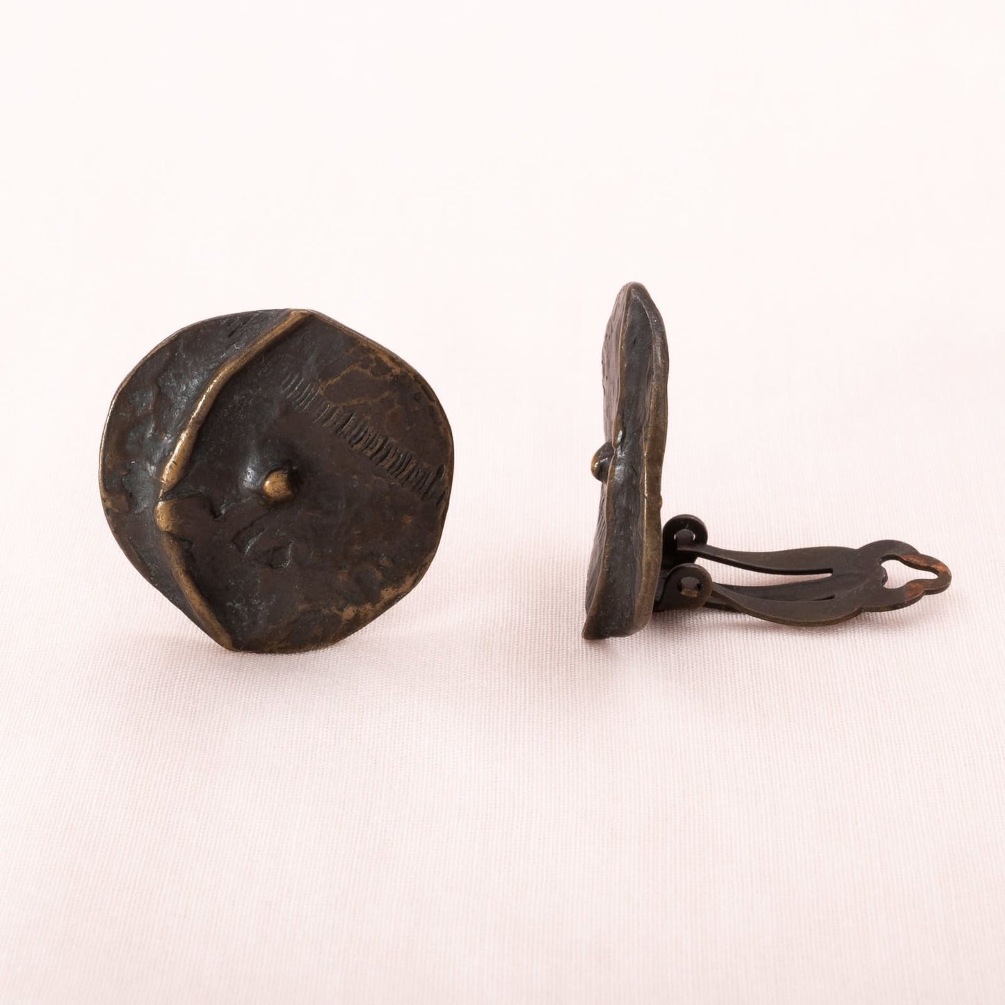 Delphine-Nardin-Ohrclips-rund-aus Bronze