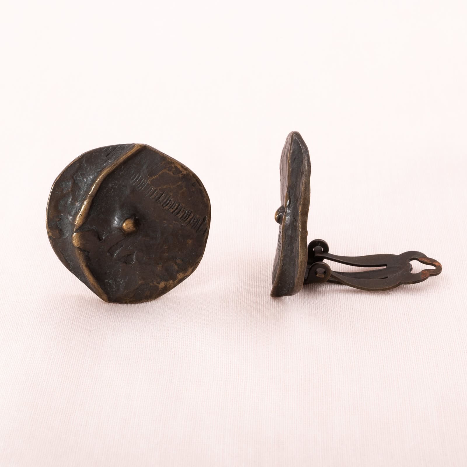 Delphine-Nardin-Ohrclips-rund-aus Bronze