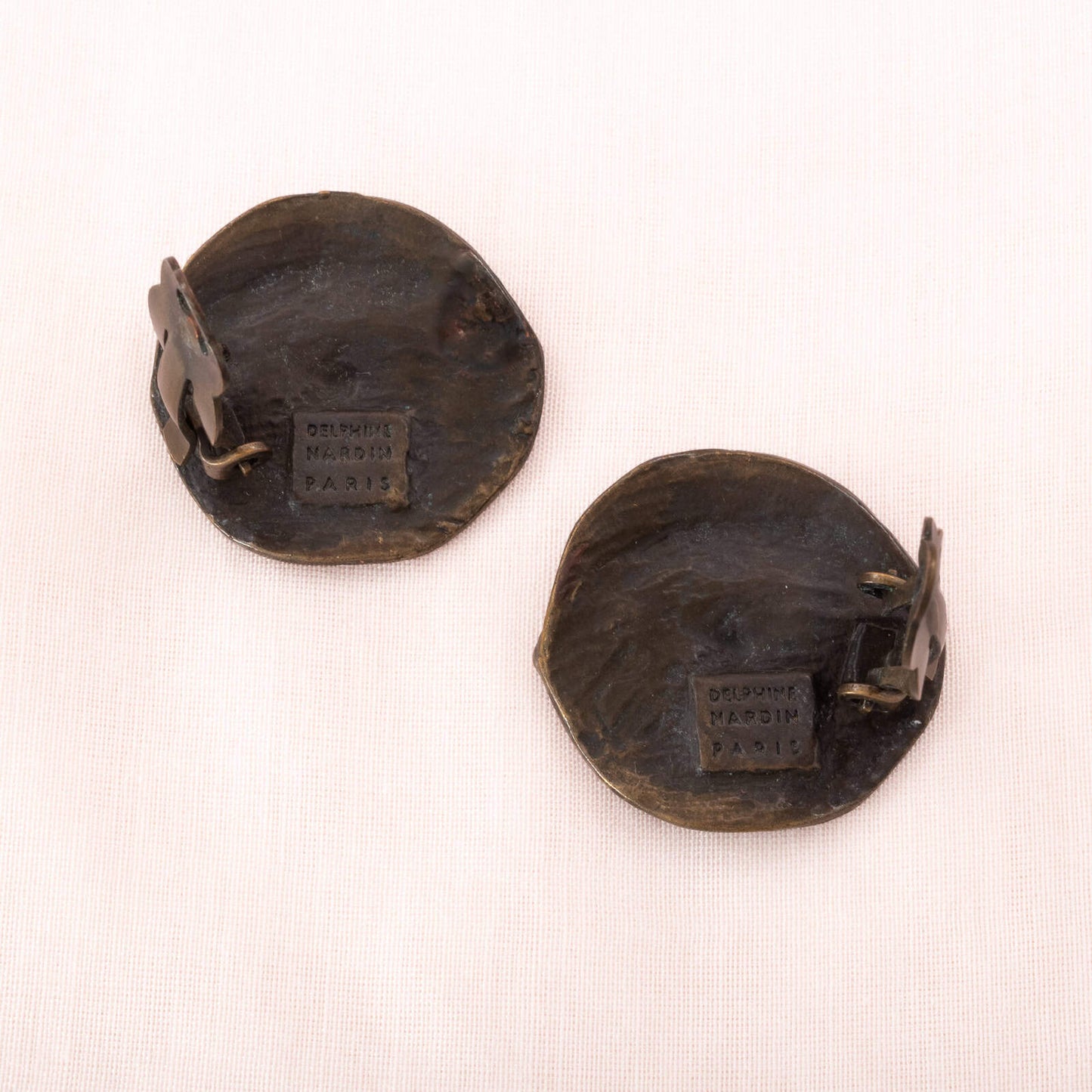 Delphine-Nardin-Ohrclips-rund-aus Bronze-Rückseiten-mit-Signatur