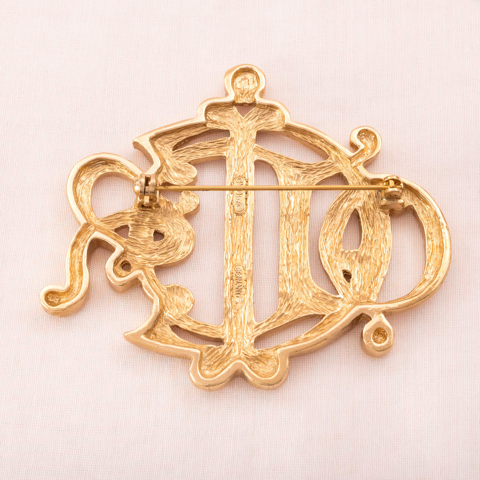 Christian-Dior-Logo-Brosche-vergoldete-Rückseite