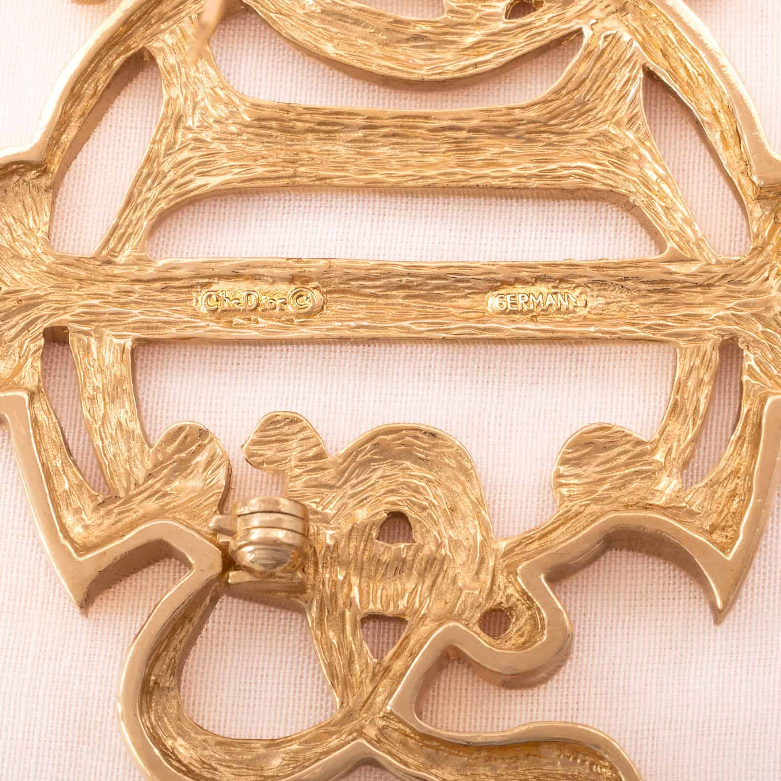Christian-Dior-Logo-Brosche-vergoldete-Rückseite-Signatur