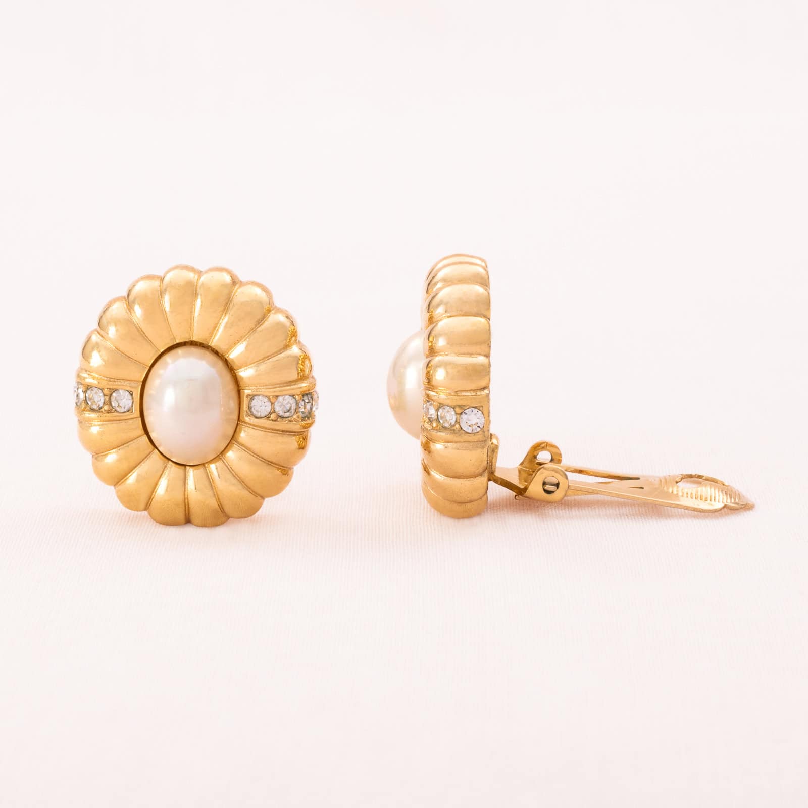 Christian-Dior-Perlenohrclips-vergoldet-Kristall-verziert