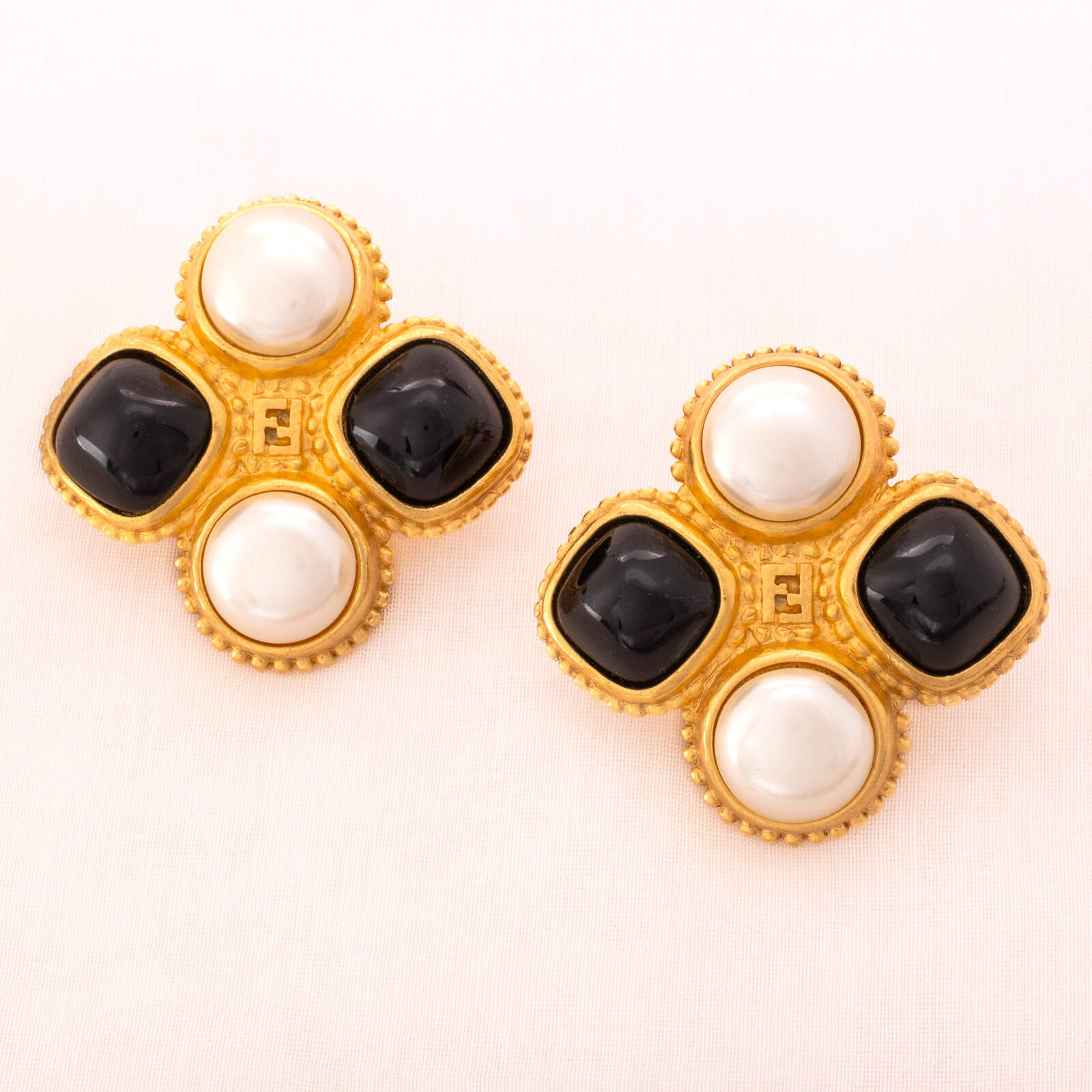 Fendi-Ohrringe-matt-vergoldet-Perlen-schwarze-Cabochons