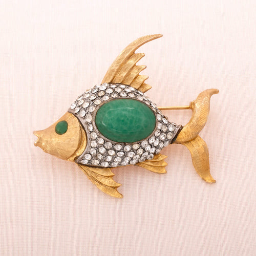 Vintage Designer Fisch Brosche mit grünen Cabochons
