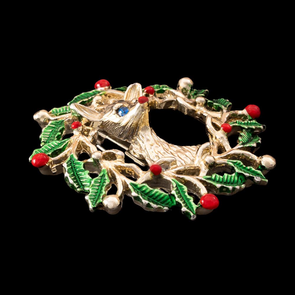 Gerrys-weihnachtliche-Brosche-Rehkopf-blaue-Strassaugen-Weihnachtskranz-umrandet