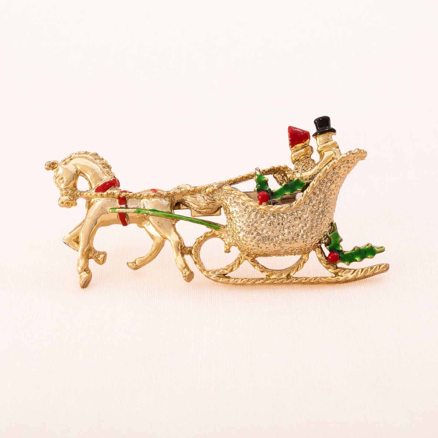 Gerrys-Brosche-weihnachtlicher-Schlitten-Pferd-rot-grüne-Akzente