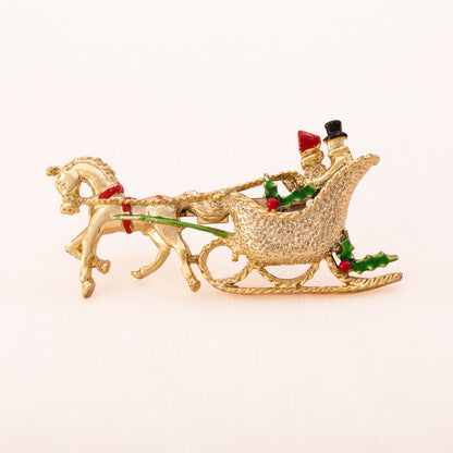 Gerrys-Brosche-weihnachtlicher-Schlitten-Pferd-rot-grüne-Akzente