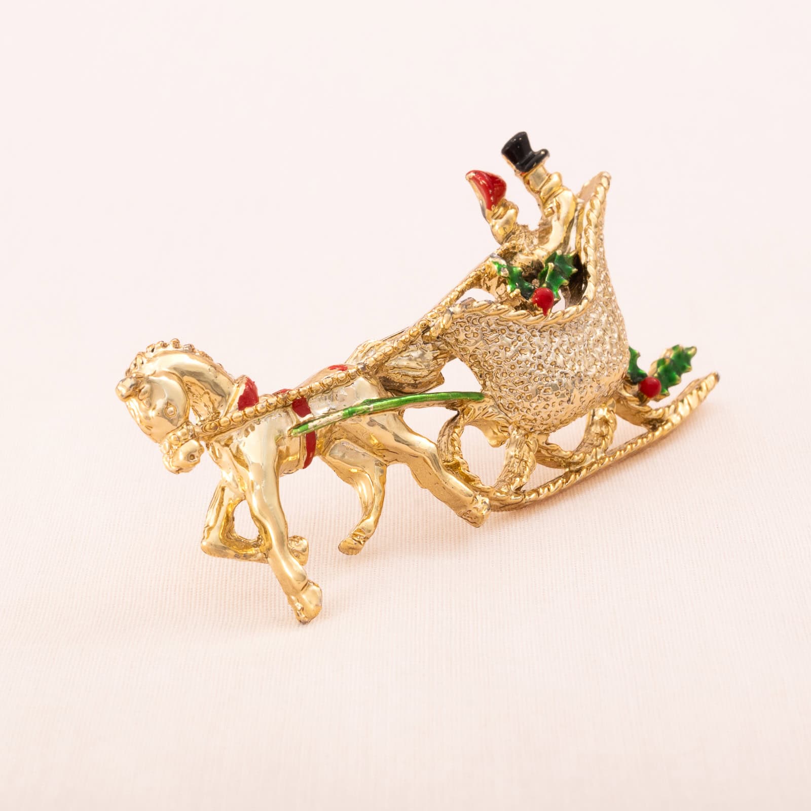 Gerrys-Brosche-weihnachtlicher-Schlitten-Pferd-rot-grüne-Akzente