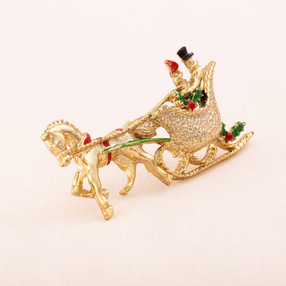 Gerrys-Brosche-weihnachtlicher-Schlitten-Pferd-rot-grüne-Akzente
