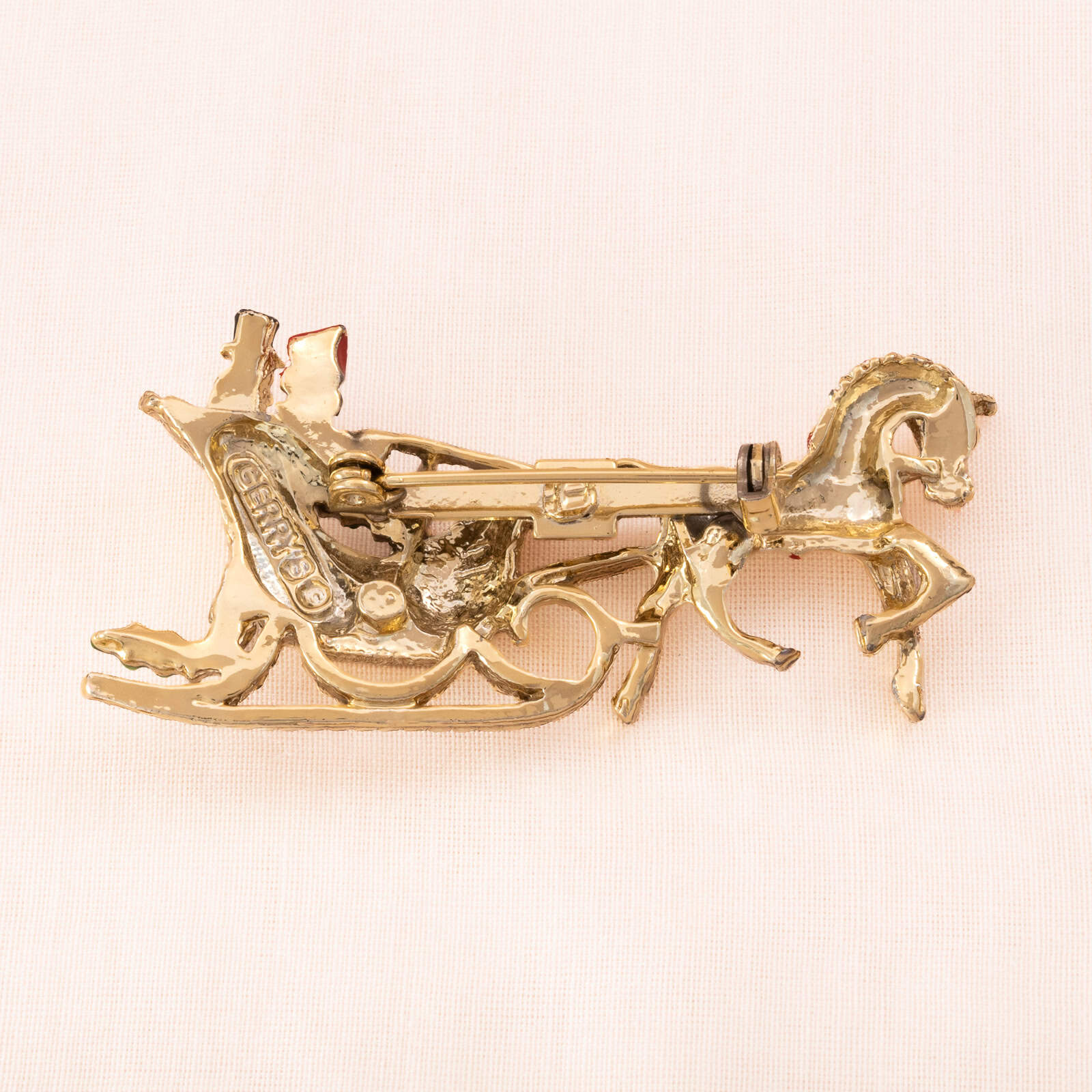 Gerrys-Brosche-weihnachtlicher-Schlitten-Rückseite-signiert