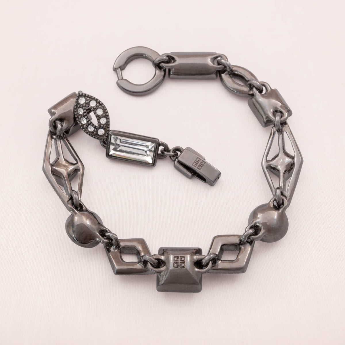 Givenchy-Armband-Kristalle-geschwärzt-rhodinierte-Rückseite-Verschluss-signiert