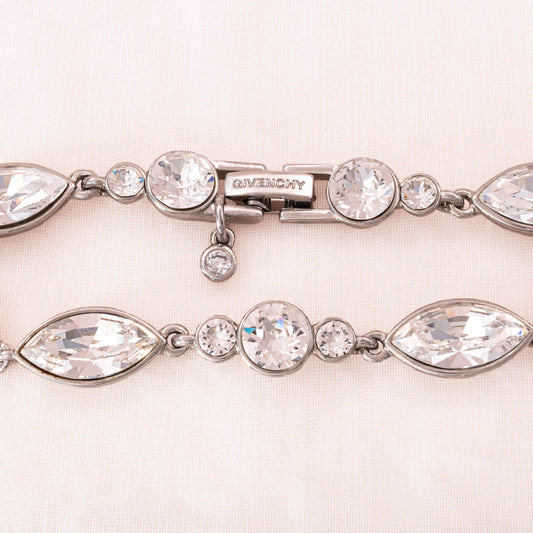 Givenchy-Armband-rhodiniert-mit-Kristallen-versehen-Verschluss-Signatur