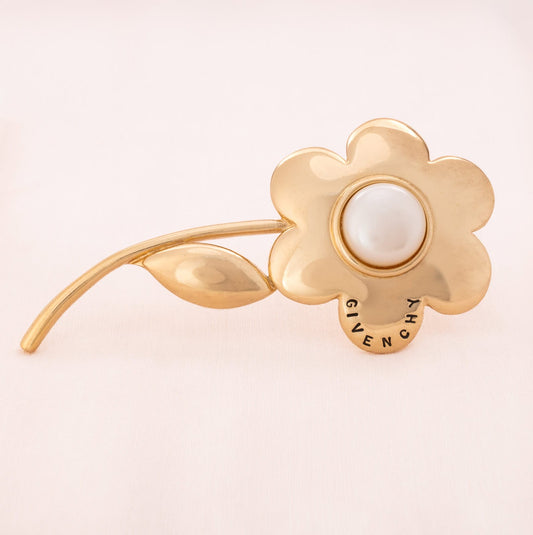 Givenchy-Brosche-vergoldete-Blume-mit-großer-Perle-und-Logo-verziert