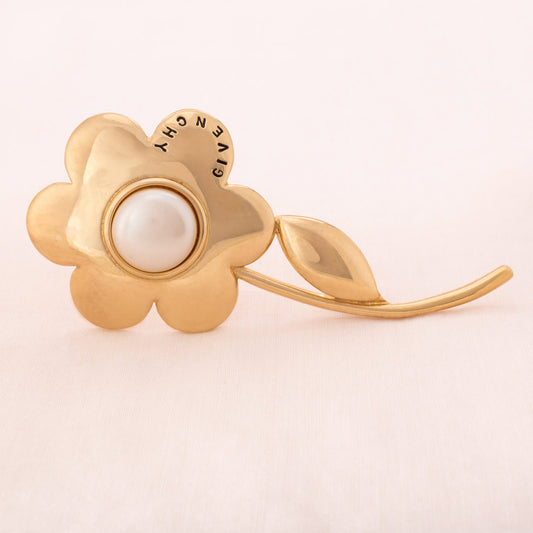 Givenchy-Brosche-vergoldete-Blume-mit-großer-Perle-und-Logo-verziert