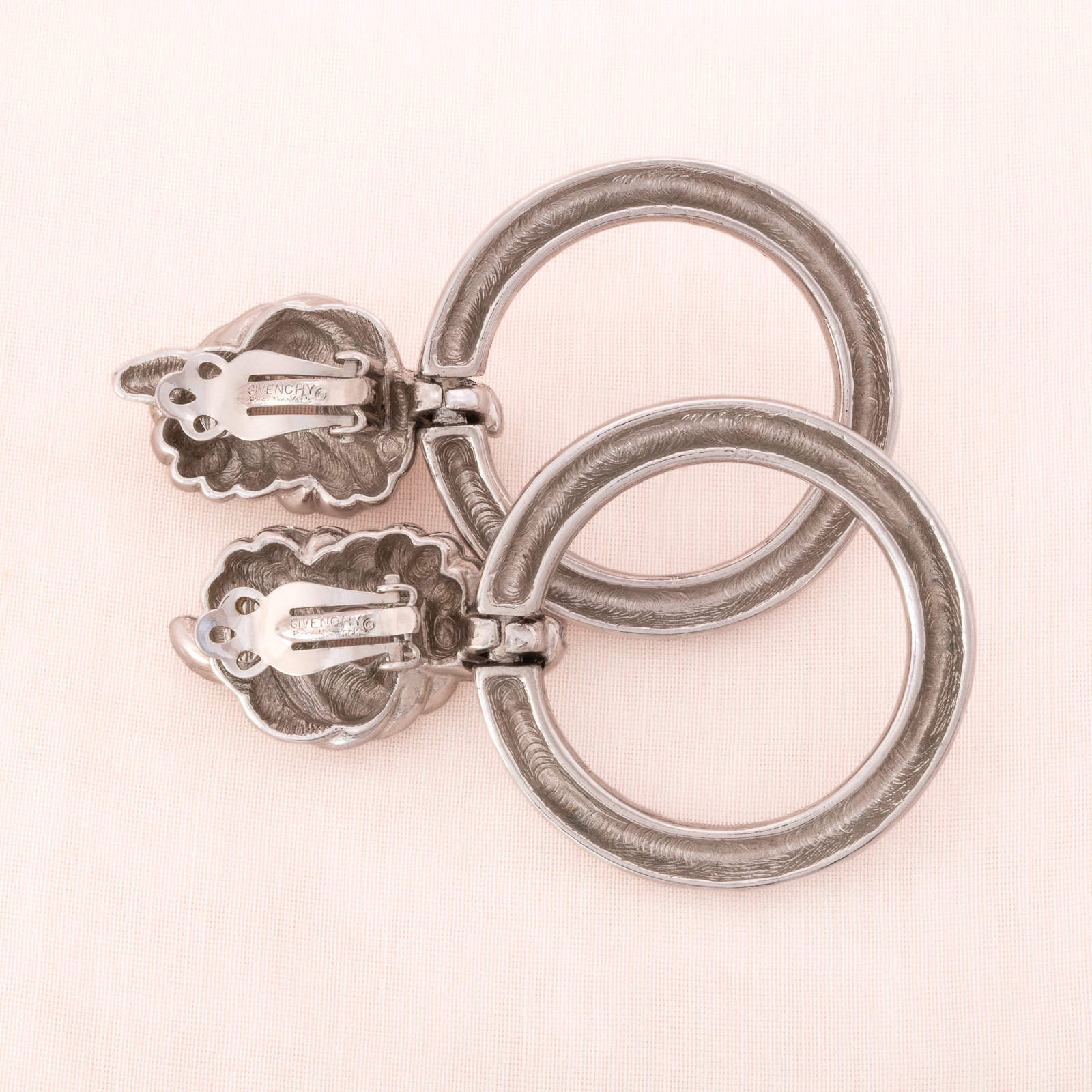 Givenchy-Ohrclips-silberfarben-Kreolen-mit-Knoten-Clip-Rückseiten-Signatur