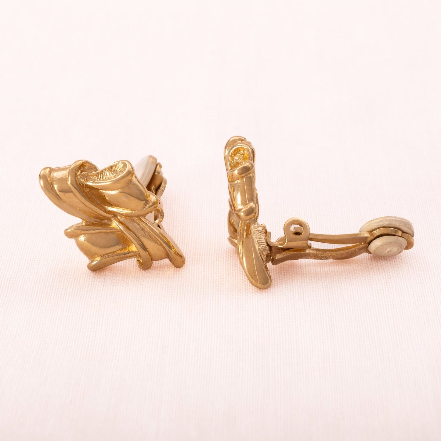 Givenchy-vergoldete-Ohrclips-kleine-geflochtene-Raute-mit-Seitenansicht