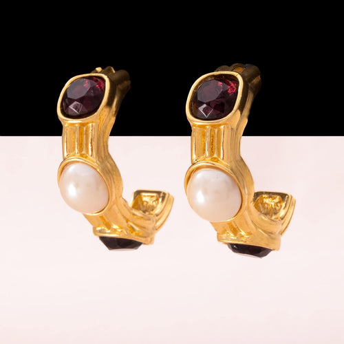 GIVENCHY Ohrringe als Halbkreolen mit weinroten Kristallen und Perle