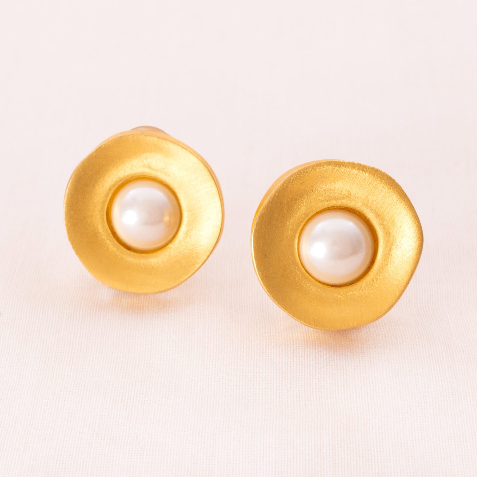 Givenchy-Perlen-Ohrclips-rund-mattvergoldet