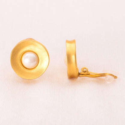 Givenchy-Perlen-Ohrclips-rund-mattvergoldet