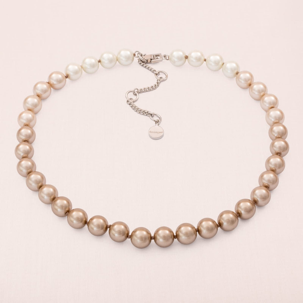 Givenchy-Perlenkette-Perlen-Farbverlauf-weiß-beige-signiert