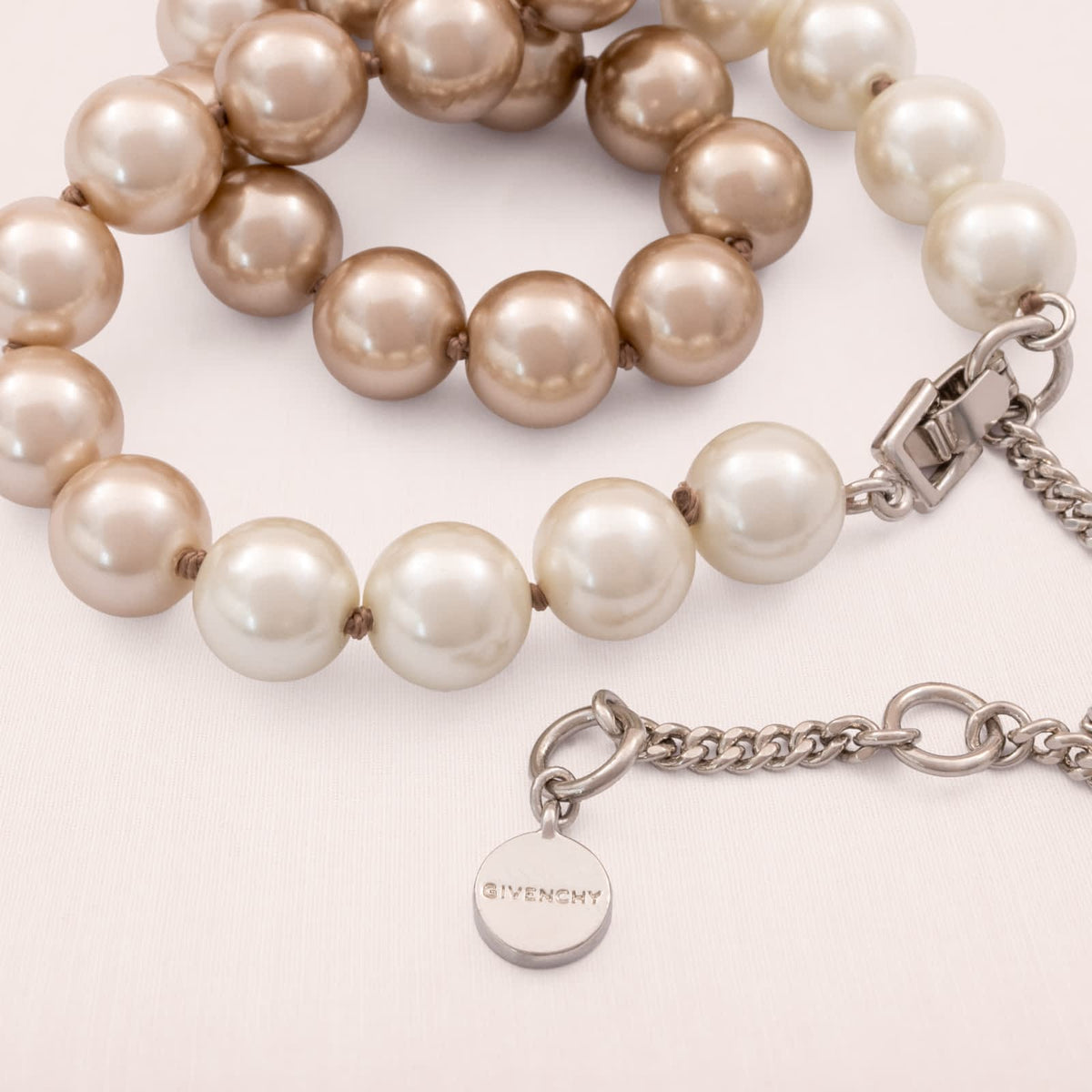 Givenchy-Perlenkette-Perlen-Farbverlauf-weiß-beige-signiert