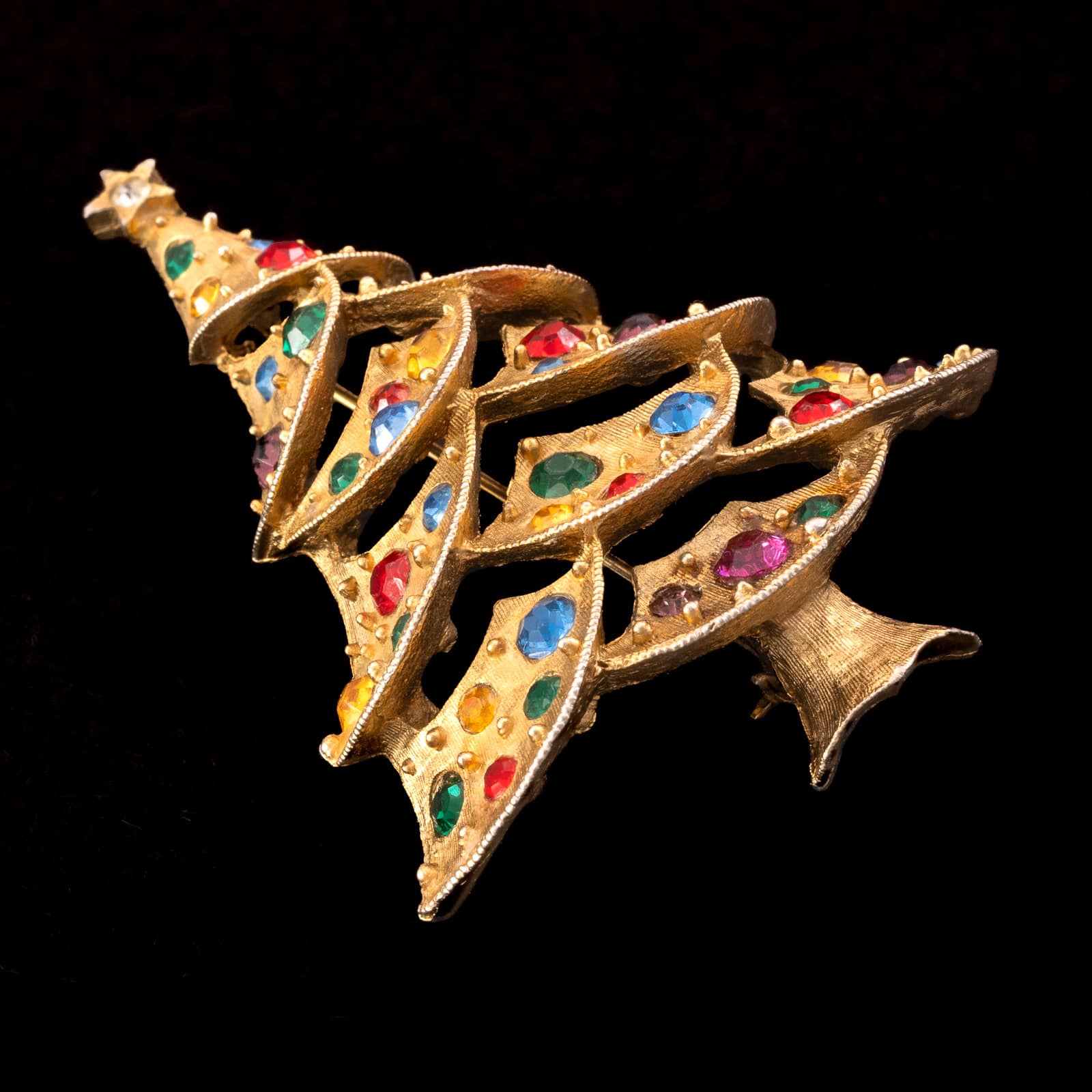 J.J-Weihnachtsbaum-Brosche-vergoldet-bunte-Strasssteine