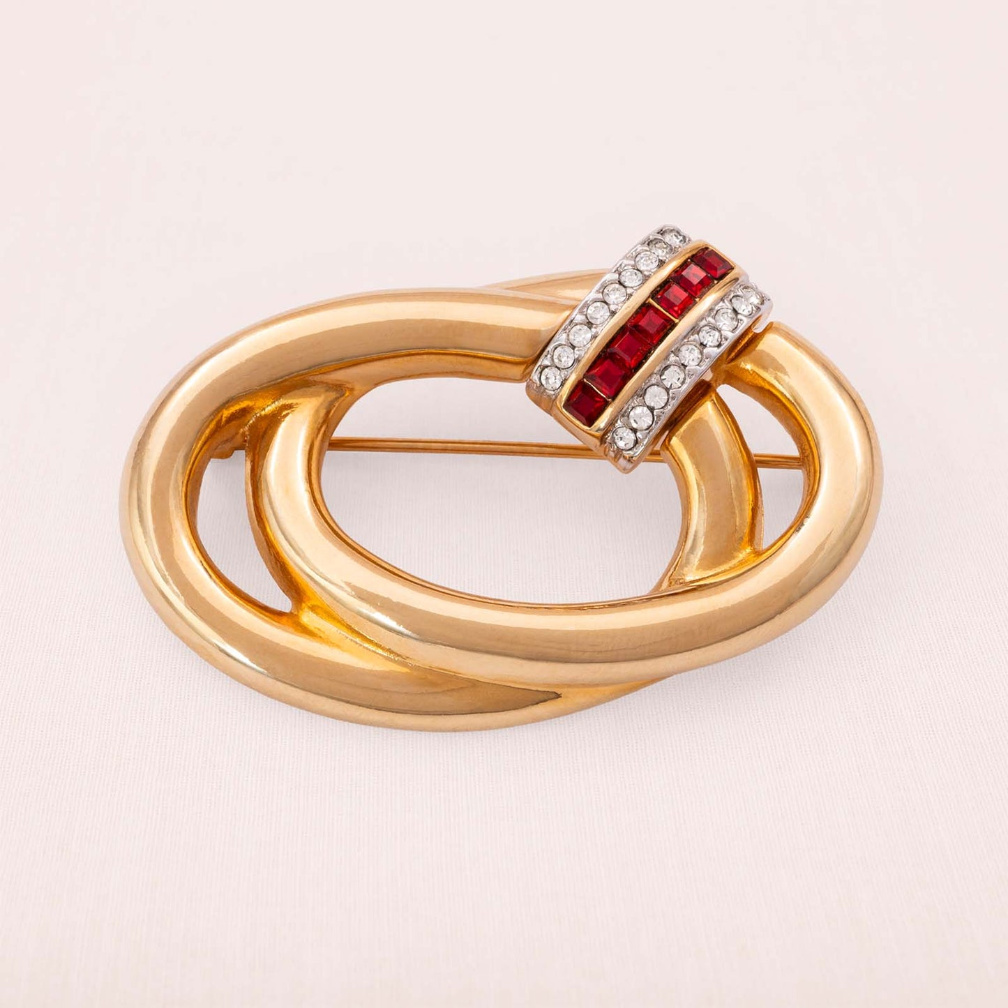 Keyes-Brosche-vergoldete-ovale-Ringe-rote-weiße-Kristalle