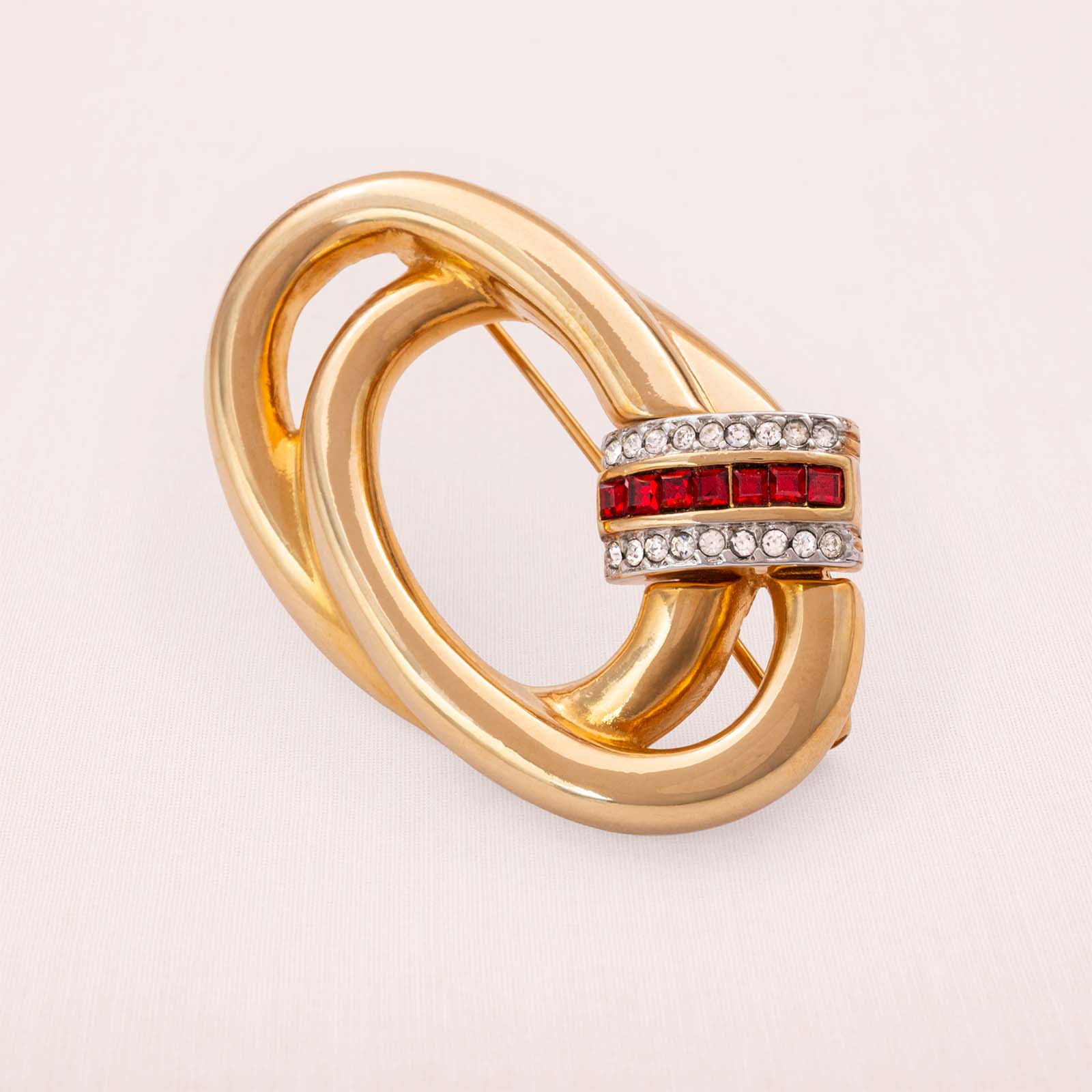 Keyes-Brosche-vergoldete-ovale-Ringe-rote-weiße-Kristalle