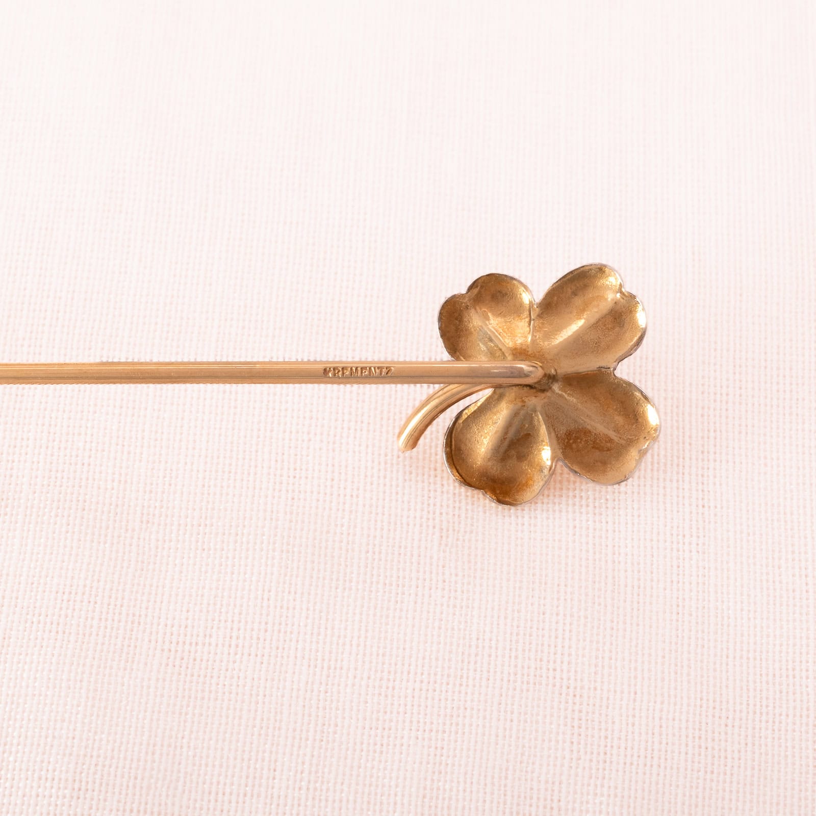 Krementz-Nadelpin-Brosche-vergoldete-Rückseite-Signatur